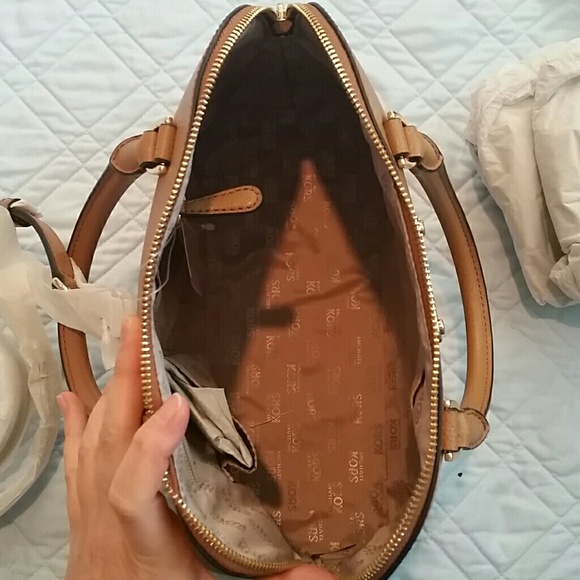 Michael Kors Large Cindy Dome - Picture 5 of 6